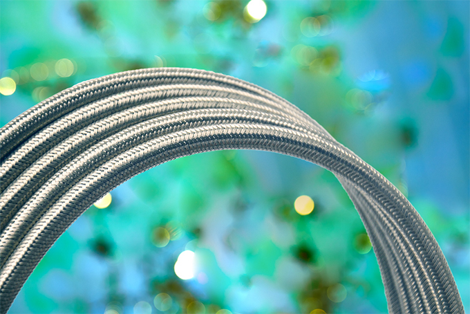 鍍金屬防波套技術(shù)滿足國(guó)防大型無(wú)人機(jī):狹小空間布線與輕量化減重80%