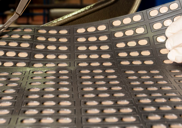 高溫遮蔽膩子在航空發(fā)動機葉片料漿滲鋁工藝中的應(yīng)用